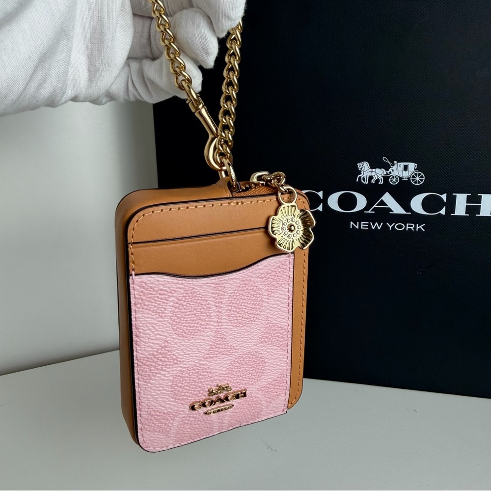 NWT Coach Zip Card Case In Signature Canvas With Charm